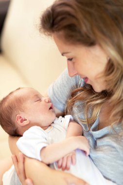 Dikkatsiz çocuk sıkı bağlar ve onun üst kalite ilişkisi geliştirme sırasında Anne kucağında uyuyor