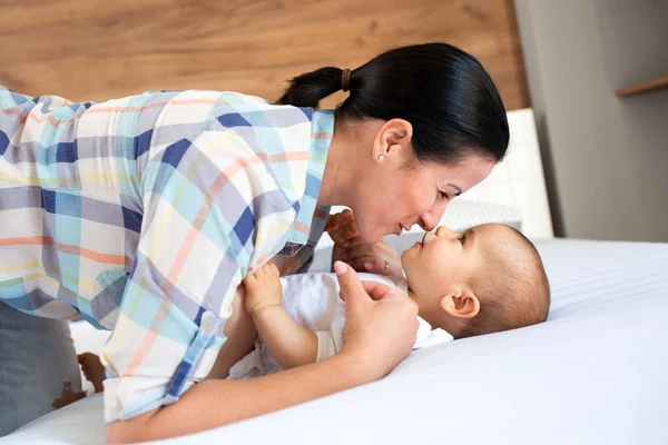 Hra Radosti Který Mamas Oblíbeného Malého Chlapce — Stock fotografie