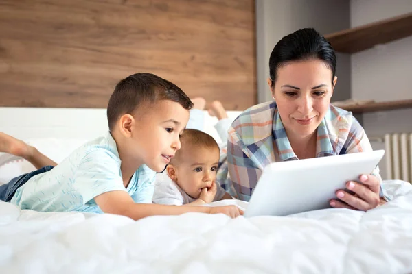 Caring Mother Showing Tablet Her Children Teaching Them How Use — Stock Photo, Image