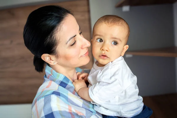 Ibu Menggendong Anaknya Dengan Hati Hati Dan Sukacita Sementara Kecil — Stok Foto