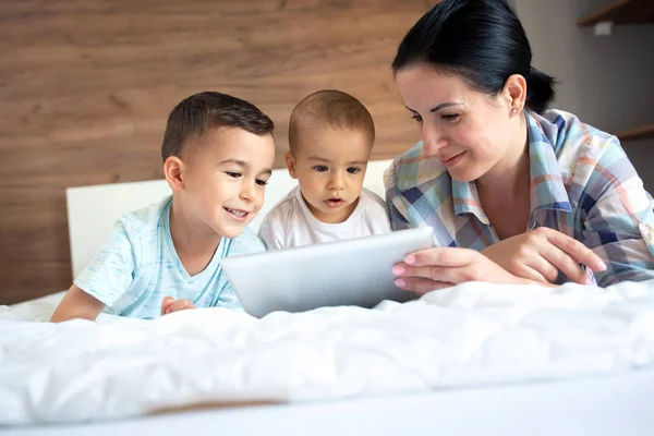 Tierna Mamá Pasa Tiempo Calidad Con Sus Hijos Explorando Mundo — Foto de Stock