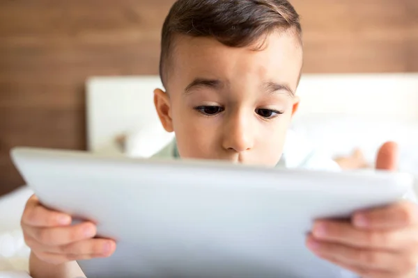 Netter Kleiner Junge Mit Seinem Tablet Und Videospielen — Stockfoto