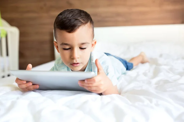 Netter Kleiner Junge Mit Seinem Tablet Und Videospielen — Stockfoto