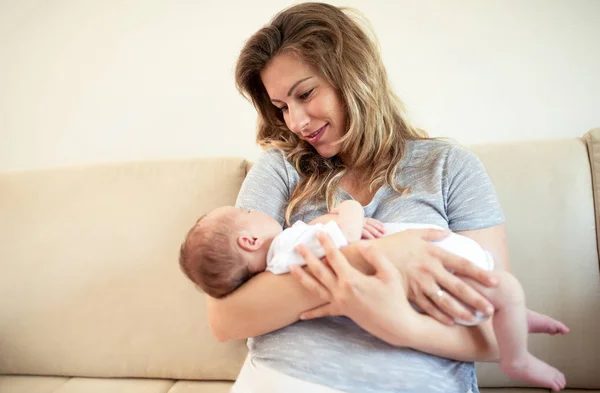 Madre Cariñosa Criando Bebé Con Cuidado Amor — Foto de Stock