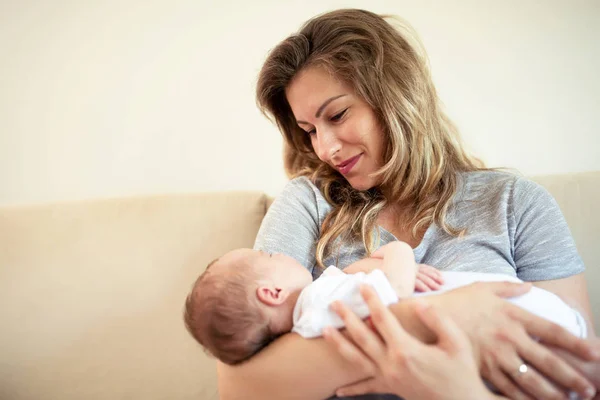 Madre Cariñosa Criando Bebé Con Cuidado Amor —  Fotos de Stock