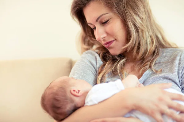 Formando Confiança Vínculo Entre Jovem Mãe Carinhosa Seu Bebê — Fotografia de Stock