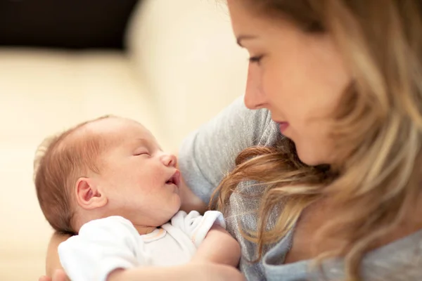 Niña Descuidada Que Duerme Bien Los Brazos Madre Mientras Une — Foto de Stock