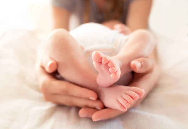 Close Van Moeder Die Haar Kleine Baby Met Liefde Zorg — Stockfoto