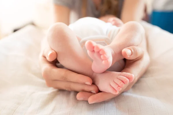 Menutup Ibu Menggendong Bayi Kecilnya Dengan Cinta Dan Kasih Sayang — Stok Foto