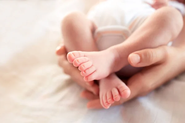 Pielea Moale Bebelușului Mâinile Blânde Ale Mamei Sale Care Țin — Fotografie, imagine de stoc