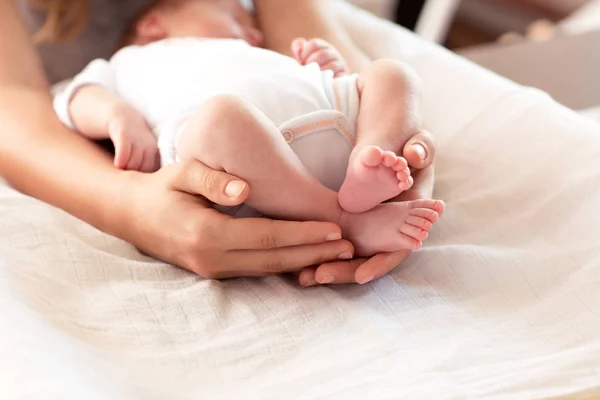 Piel Suave Del Bebé Manos Suaves Madre Sosteniendo Niño Con — Foto de Stock