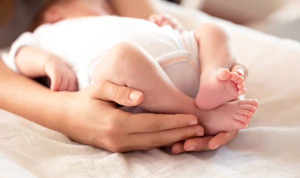 Gladde Huid Van Baby Benen Voeten Handen Van Haar Ouder — Stockfoto