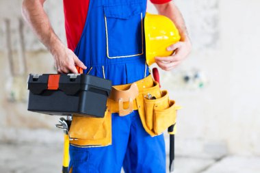 Dişli her iş gelen bir adamdır, yakın, aracı yerleştirme, koruma kask ve bir araç servis talebi için çalışma kemer dahil