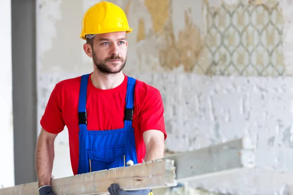 Giovane Lavoratore Che Trasporta Assi Legno Nella Posizione Cantiere — Foto Stock