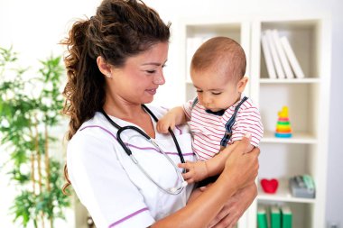 Doktor olarak merak ile bebek arıyorum gözlerinde onayı ile geri görünüyor 