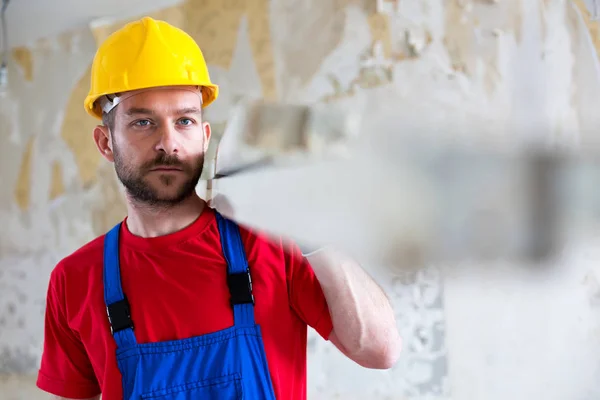 Tavole Legno Sulla Spalla Lavoratore Ricollocato Ordine Lavoro Continua — Foto Stock