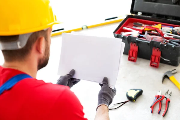 Documentazione Del Progetto Schemi Degli Appartamenti Nelle Mani Lavoratore Ambizioso — Foto Stock