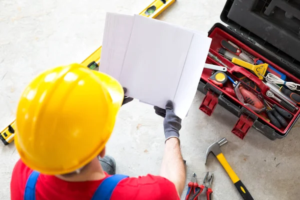 Documentazione Del Progetto Schemi Degli Appartamenti Nelle Mani Lavoratore Ambizioso — Foto Stock