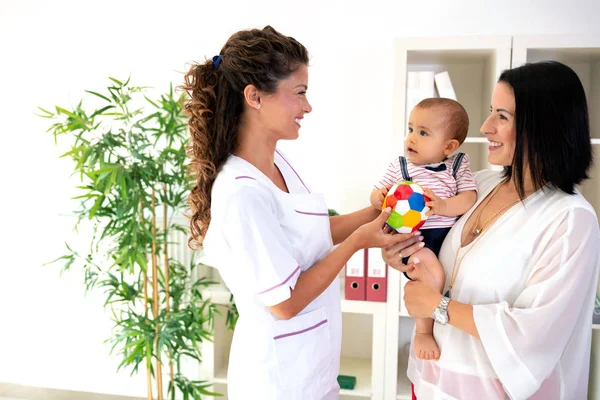 Moeder Met Schattige Babyjongen Bezoek Kinderarts Ambulance — Stockfoto