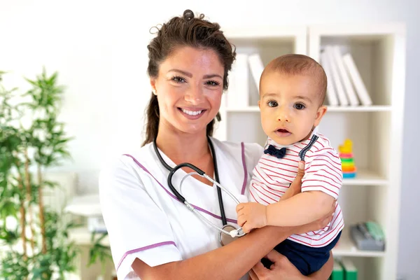 Child Specialist Holding Charming Little Boy Office Medical Clinic — 图库照片