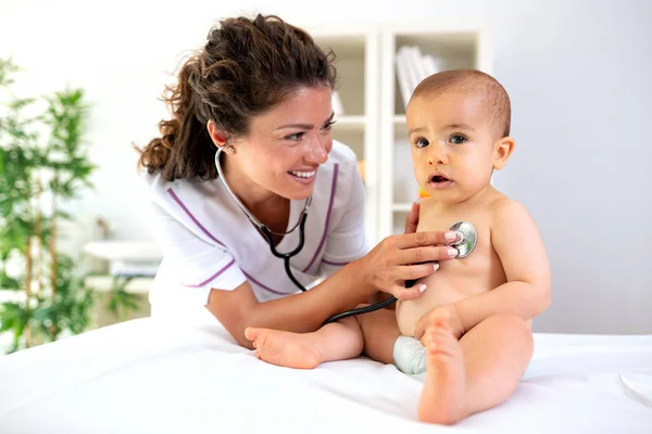 Lächelnde Ärztin Untersucht Ihren Süßen Patienten Der Auf Seinen Herzschlag — Stockfoto