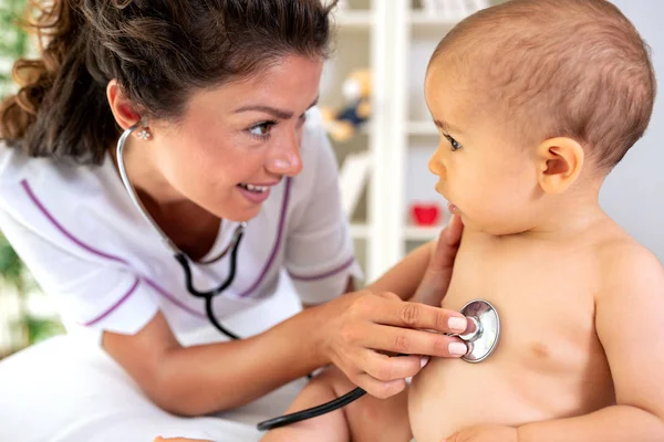 Hören Eines Baby Herzens Mit Stethoskop Und Gesundheitsversorgung — Stockfoto