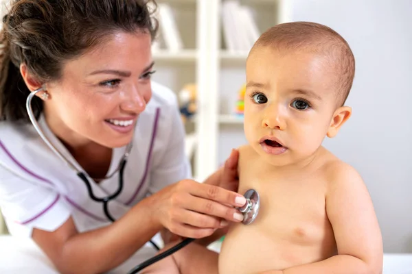用听诊器聆听婴儿心脏并提供医疗保健 — 图库照片