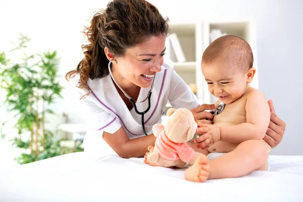 Pediatrician Distracting Her Patient Teddy Bear She Can Check His — Stock Photo, Image