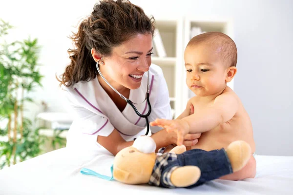 Onderzoek Maakt Presenteren Een Speelgoed Een Klein Kind Veel Gemakkelijker — Stockfoto