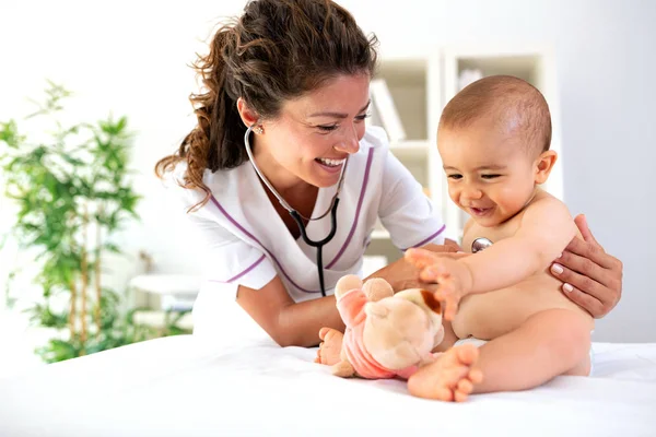 Pediatrician Distracting Her Patient Teddy Bear She Can Check His — Stock Photo, Image