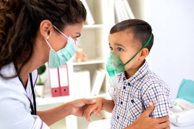 Çocuk doktoru emin küçük bir çocuk için oksijen vermek bakım o kısa sürede kurtarır 