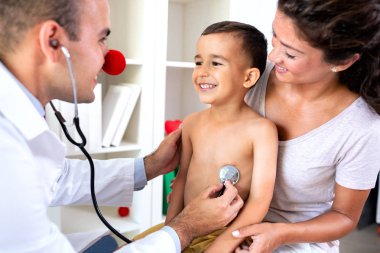 Yakışıklı erkek doktor hasta kalbi steteskop ile dinleme