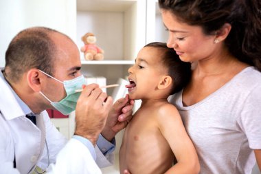 Hastanın boğazını için potansiyel hastalık kontrol çocuk doktoru 