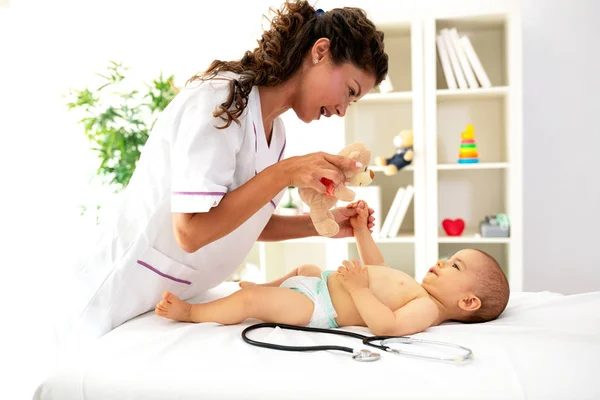 Jovem Médico Realizando Check Médico Uma Criança Deitada Costas — Fotografia de Stock