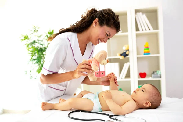 Osito Peluche Pediatra Jugando Con Bebé Pequeño Durante Examen Médico —  Fotos de Stock