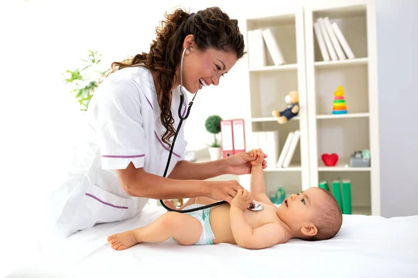 Medisch Onderzoek Van Een Babyjongen Gedaan Door Een Kind Specialist — Stockfoto