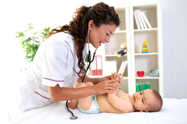 Examen Médico Bebé Niño Hecho Por Especialista Niños —  Fotos de Stock