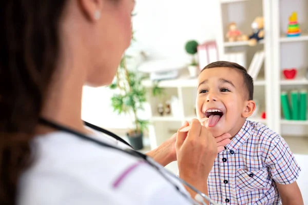 Médico Femenino Revisando Garganta Niño Asegurándose Hay Alguna Inflamación Interior —  Fotos de Stock