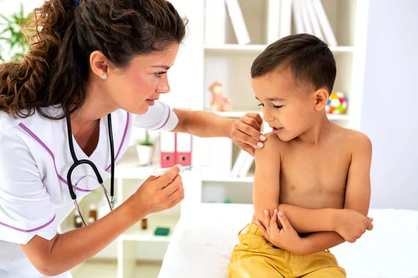 Çocuk Bedeni Ile Dokunulmazlık Sağlayan Bir Aşı Veren Çocuk Doktoru — Stok fotoğraf