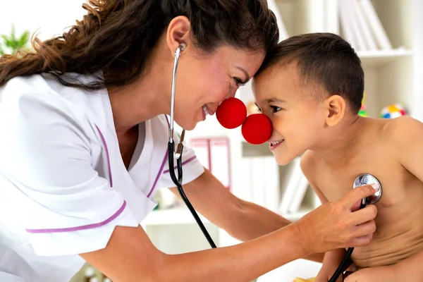 Läkaren Undersöker Hennes Patient Med Stetoskop — Stockfoto