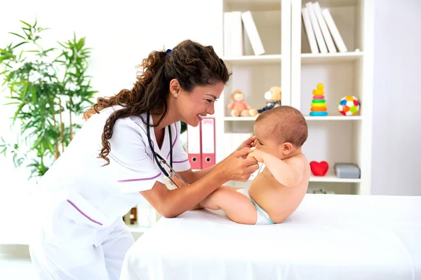 Good Caring Pediatrician Playing Her Patient Finishing Medical Checkup — Stock Photo, Image