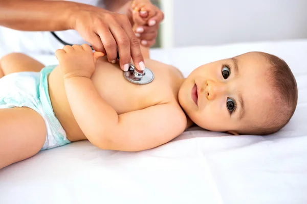 Primer Plano Bebé Lindo Durante Examen Médico Con Estetoscopio —  Fotos de Stock