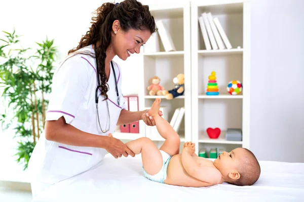Gute Und Fürsorgliche Kinderärztin Spielt Mit Ihrer Patientin Nach Abschluss — Stockfoto