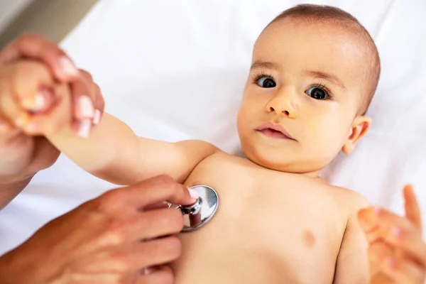 Nahaufnahme Eines Süßen Babys Während Der Ärztlichen Untersuchung Mit Stethoskop — Stockfoto