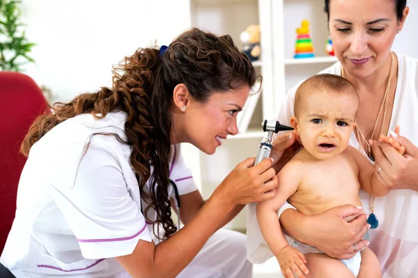 Liebevolle Mutter Hält Ihr Kind Der Hand Während Otologe Ihr — Stockfoto