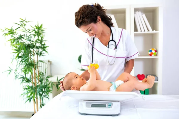 Child Specialist Making Assessment Baby Growth Progress — Stock Photo, Image
