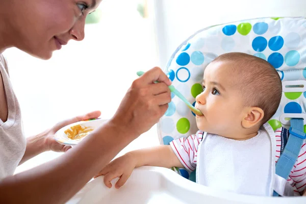 Amante Mãe Alimentando Seu Filho Infantil Com Mingau Saboroso Delicioso — Fotografia de Stock