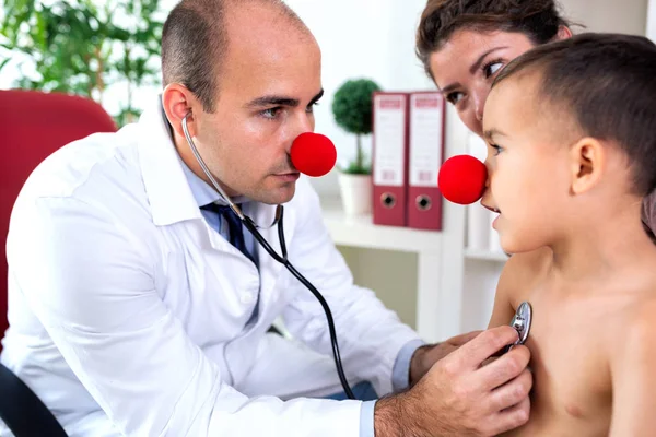 Schöner Männlicher Arzt Der Mit Stethoskop Auf Sein Patientenherz Hört — Stockfoto