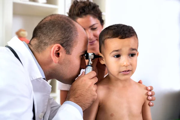 Kinderspezialist Schaut Das Ohr Eines Jungen Patienten Der Von Seiner — Stockfoto
