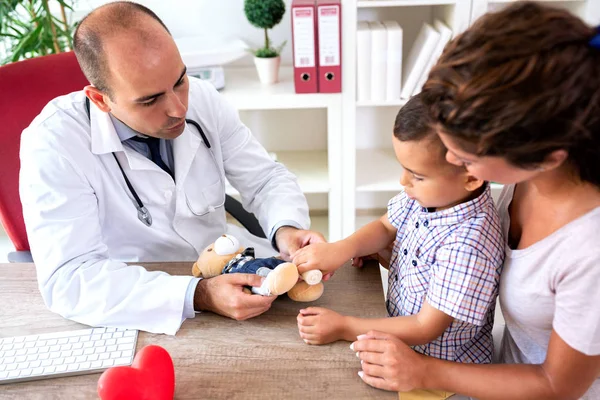 Cute Boy Explaining His Teddy Bear Telling His Doctor His — Stock Photo, Image